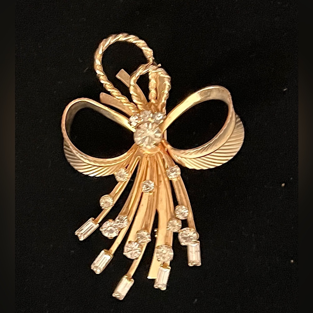 Vintage Sarah Coventry Rhinestone Bow Brooch 2.75” x 2” EUC💫💫